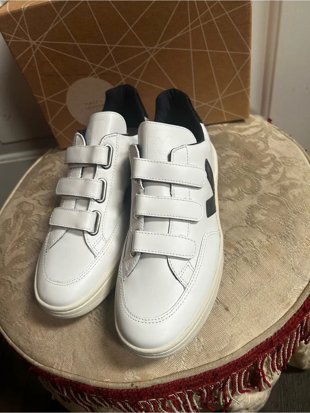 Veja women’s V-Lock White Sneakers with Black Accent - Velcro Closure Sz 9